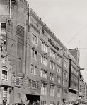 Nog met met 'uithangbord' en vlaggenmasten op de hoeken.
<br/>
Stadsarchief Amstedam, zj